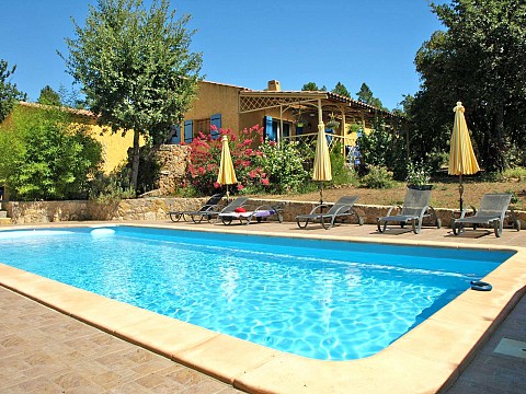 Villa à Montauroux au calme 2-6 pers 3 ch piscine terrain  5000m² clos