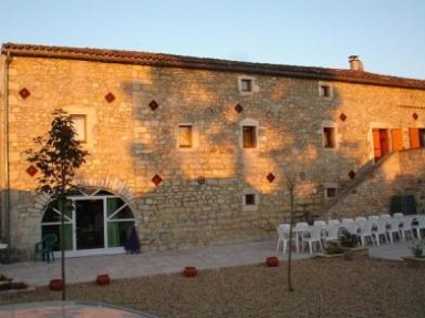 Les Cigales gites et studios en Ardeche avec piscine partagée