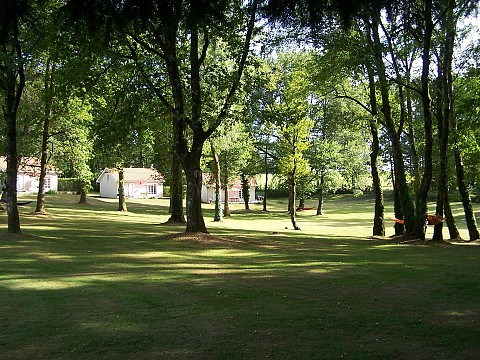 Gîtes en Périgord Vert proches Brantome avec étang privé et parc 10 ha