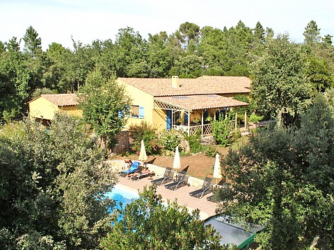 Villa à Montauroux  au calme 4pers 2 ch piscine  terrain  5000m²  clos