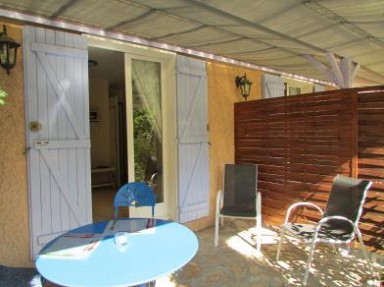 Gîte*** 2 pers. avec piscine naturelle dans le golfe de St-Tropez