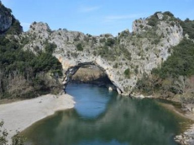 Roulottes et Cabanes de Saint Cerice en Ardèche du Sud et SPA privatif