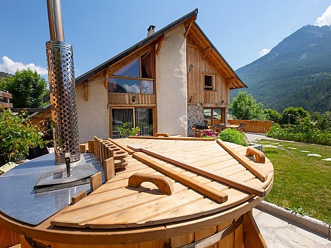 Gîte écologique grand confort 15 pers, à 5 min Briançon Hautes Alpes