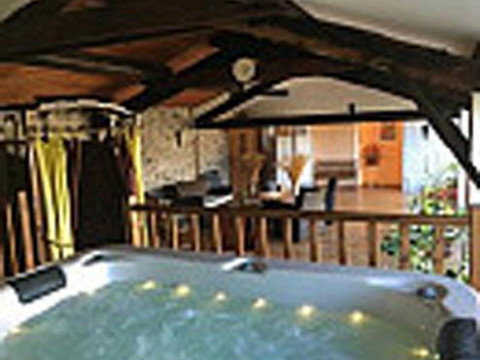 Gîte en Auvergne avec piscine chauffée, spa et sauna - Haute Loire