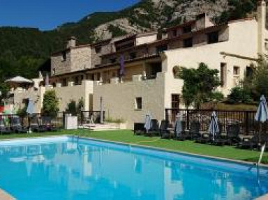 Haute Provence, Résidence Les Cognas (7 gîtes) avec piscine et tennis