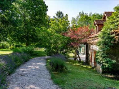 Gîte *** en Dordogne pour 9 pers, piscine privée à Issac. Jardin clos.