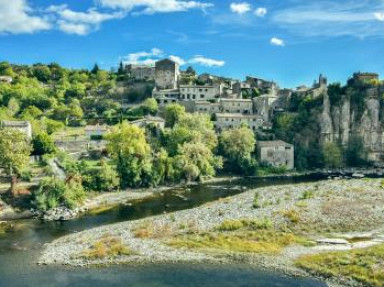 Le Frigoulet, location de gites à Balazuc en Ardèche avec piscine